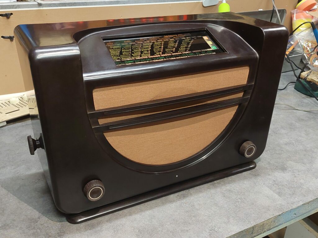 Une TSF Radiola RA 43 A de 1937 après sa restauration en 2023
Crédits : OldRadioGaga