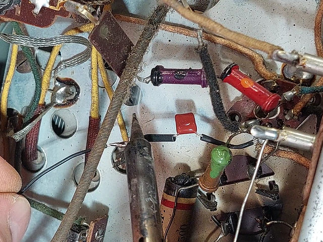 Restauration d'une radio ancienne : remplacement d'un condensateur
Crédits : OldRadioGaga
