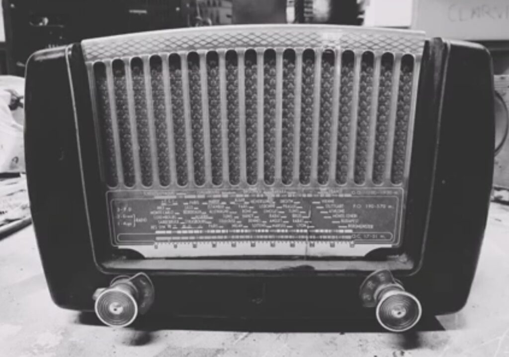 Radio TSF Philips BF 311 A surnommé la Lyre (1951) avant sa restauration - Crédits : OldRadioGaga
OldRadioGaga
