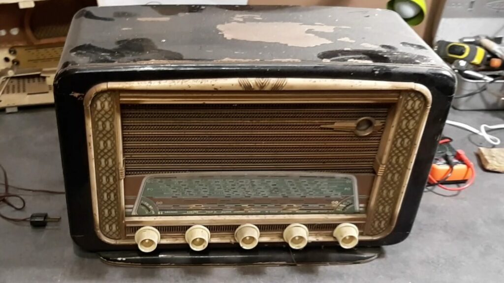 Restauration d'une radio ancienne : poste non identifié de 1955